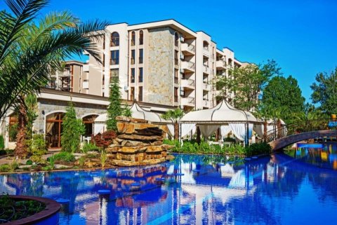 One-bedroom apartment in Cascadas 15 with a unique pool view