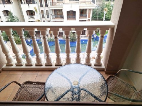 One-bedroom apartment in Cascadas 15 with a unique pool view