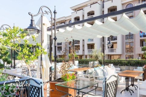 One-bedroom apartment in Cascadas 15 with a unique pool view
