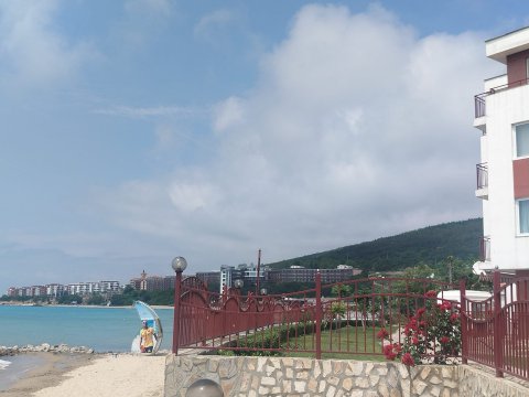 Spacious two-bedroom apartment in the first row to the sea in Privilege Fort, Elenite