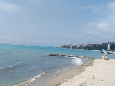 Spacious two-bedroom apartment in the first row to the sea in Privilege Fort, Elenite