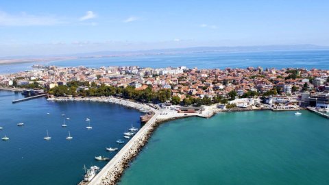 One-room apartment with no maintenance fee in Pomorie