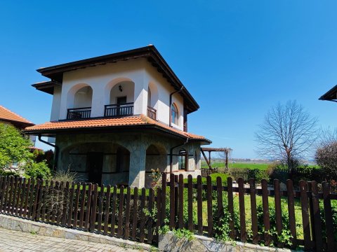 Two-storey house with pool 3 km from the beach