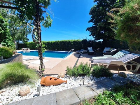 Two-storey house with pool 3 km from the beach