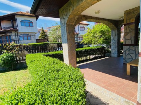 Two-storey house with pool 3 km from the beach