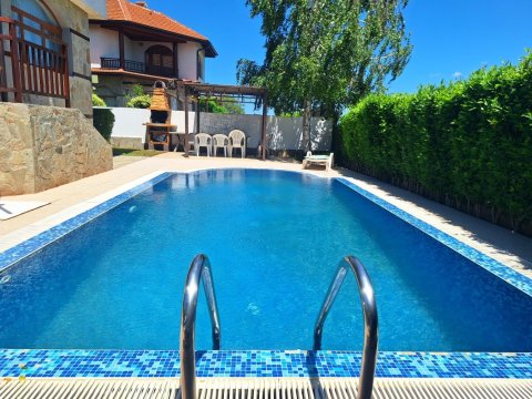 Two-storey house with pool 3 km from the beach