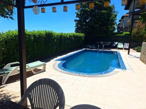Two-storey house with pool 3 km from the beach