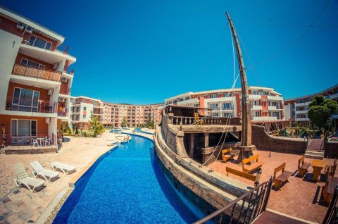 Spacious one-bedroom apartment with park view in Privilege Fort Beach, Elenite
