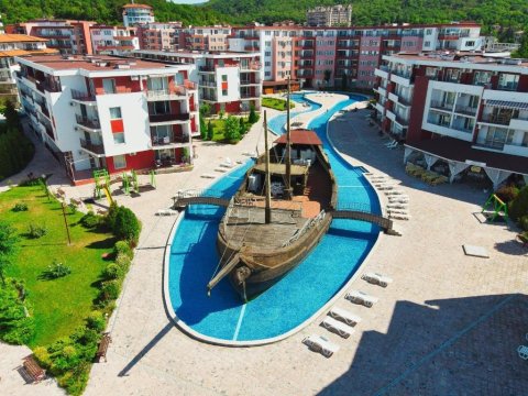 Spacious one-bedroom apartment with park view in Privilege Fort Beach, Elenite