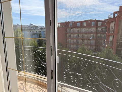Просторная двухкомнатная квартира в престижном комплексе «Венера-Палас» — одном из самых элегантных мест на Солнечном Берегу.