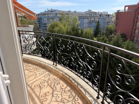 Просторная двухкомнатная квартира в престижном комплексе «Венера-Палас» — одном из самых элегантных мест на Солнечном Берегу.