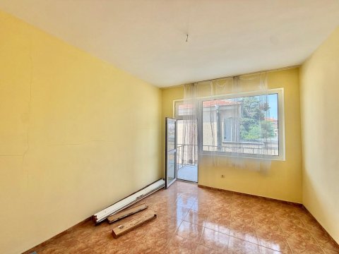 Floor of a house with a garage in the center of Ravda - an excellent investment just a few steps from the sea!