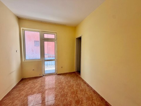 Floor of a house with a garage in the center of Ravda - an excellent investment just a few steps from the sea!