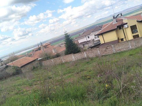 Земельный участок с завершенным проектом и разрешением на строительство в Кошарице — идеальная инвестиция, готовая к реализации.