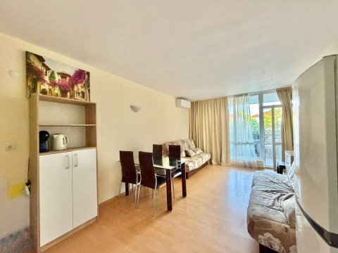 Spacious one-bedroom apartment with 2 terraces!
