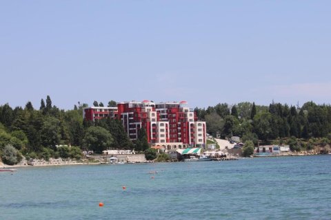 Продается полностью меблированная однокомнатная квартира на первой линии к морю – жилой комплекс «Рич», Равда.