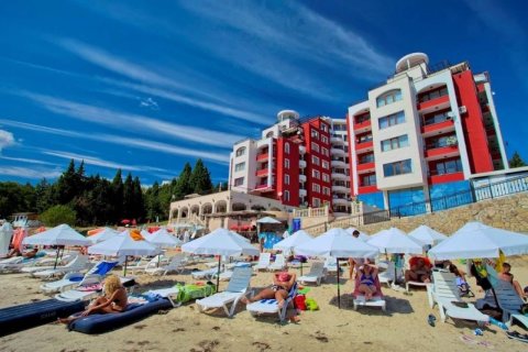 Продается полностью меблированная однокомнатная квартира на первой линии к морю – жилой комплекс «Рич», Равда.