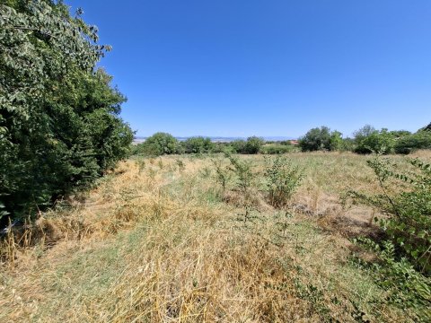 I am selling 3-yard plots of land in the village of Polsko Padarevo, municipality of Nova Zagora, region of Sliven, at a bargain price!