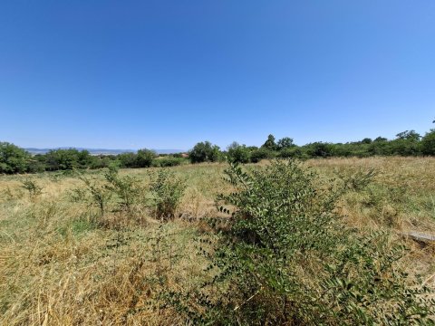 I am selling 3-yard plots of land in the village of Polsko Padarevo, municipality of Nova Zagora, region of Sliven, at a bargain price!