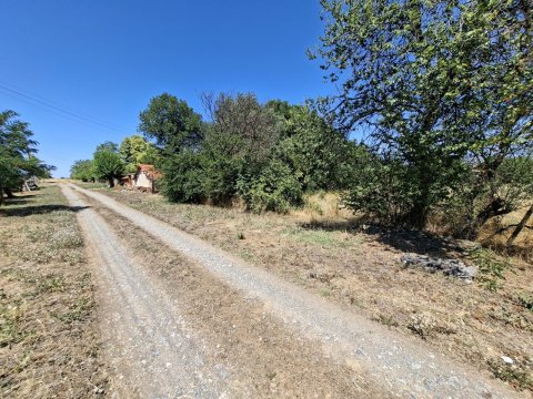 I am selling 3-yard plots of land in the village of Polsko Padarevo, municipality of Nova Zagora, region of Sliven, at a bargain price!