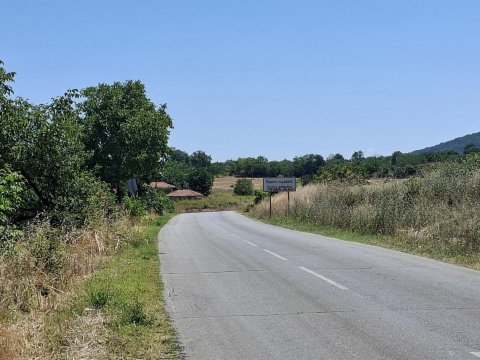 I am selling 3-yard plots of land in the village of Polsko Padarevo, municipality of Nova Zagora, region of Sliven, at a bargain price!