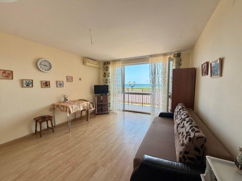 We offer a studio in a prime location in Ravda!