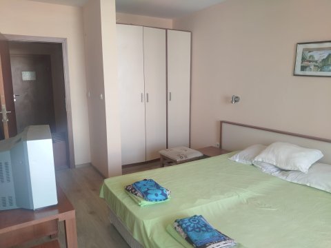 Great one-room apartment in the Hotel Karlovo, prime location