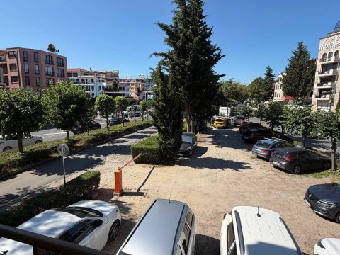 Тристаен апартамент във Форум