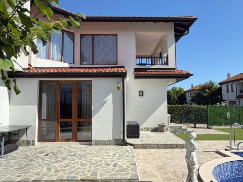 House with private pool and private garden in Floral Meadows – part of the Vineyards Resort, Kableshkovo