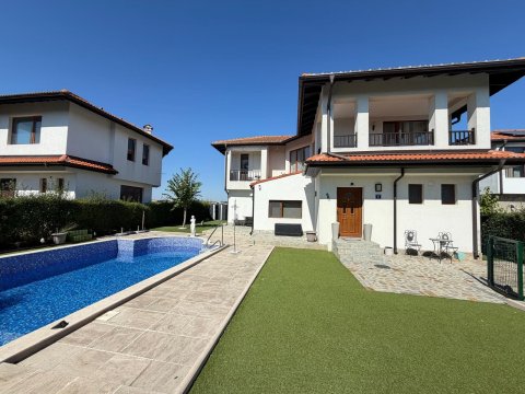 House with private pool and private garden in Floral Meadows – part of the Vineyards Resort, Kableshkovo