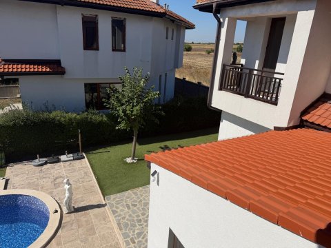House with private pool and private garden in Floral Meadows – part of the Vineyards Resort, Kableshkovo