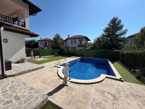 House with private pool and private garden in Floral Meadows – part of the Vineyards Resort, Kableshkovo
