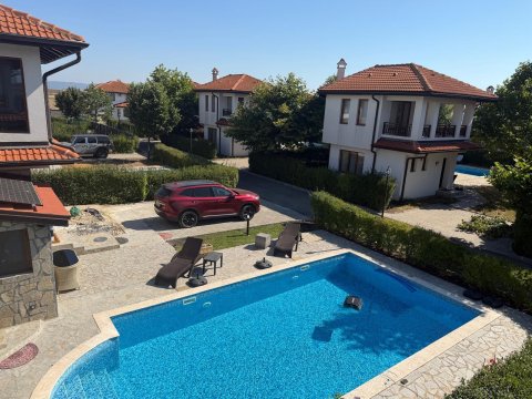 House with private pool and private garden in Floral Meadows – part of the Vineyards Resort, Kableshkovo