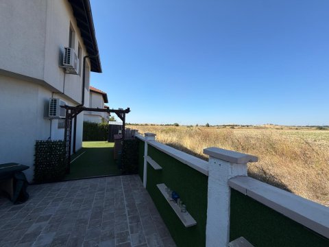 House with private pool and private garden in Floral Meadows – part of the Vineyards Resort, Kableshkovo