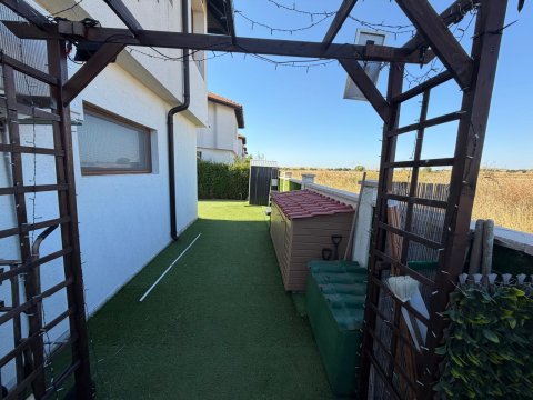 House with private pool and private garden in Floral Meadows – part of the Vineyards Resort, Kableshkovo