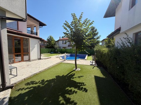 House with private pool and private garden in Floral Meadows – part of the Vineyards Resort, Kableshkovo