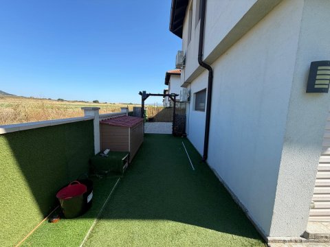 House with private pool and private garden in Floral Meadows – part of the Vineyards Resort, Kableshkovo