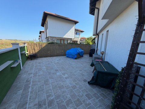 House with private pool and private garden in Floral Meadows – part of the Vineyards Resort, Kableshkovo