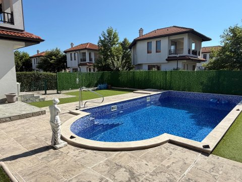 House with private pool and private garden in Floral Meadows – part of the Vineyards Resort, Kableshkovo