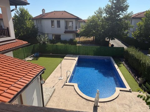 House with private pool and private garden in Floral Meadows – part of the Vineyards Resort, Kableshkovo