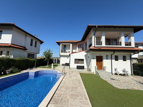 House with private pool and private garden in Floral Meadows – part of the Vineyards Resort, Kableshkovo