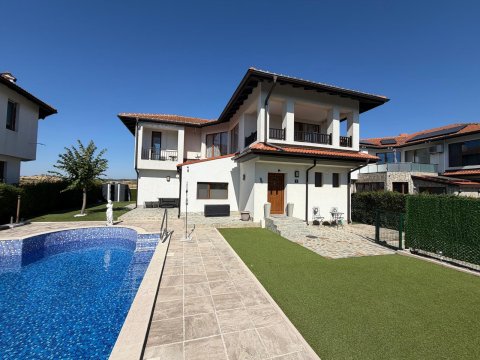 House with private pool and private garden in Floral Meadows – part of the Vineyards Resort, Kableshkovo