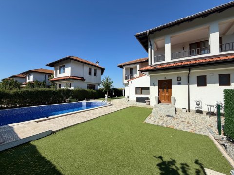 House with private pool and private garden in Floral Meadows – part of the Vineyards Resort, Kableshkovo