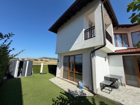 House with private pool and private garden in Floral Meadows – part of the Vineyards Resort, Kableshkovo