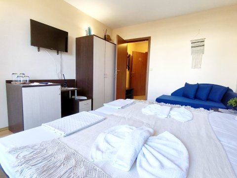 NO MAINTENANCE FEE WITH POOL: 1-ROOM apartment in Sunny Beach