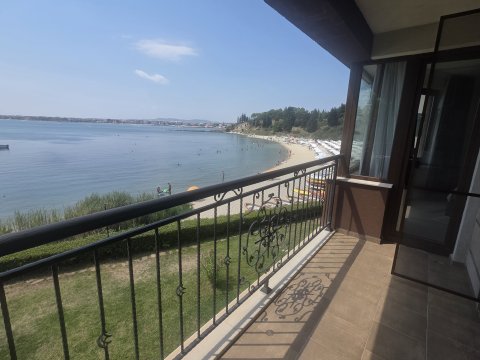 One-room apartment in Nessebar with sea view in the first row!