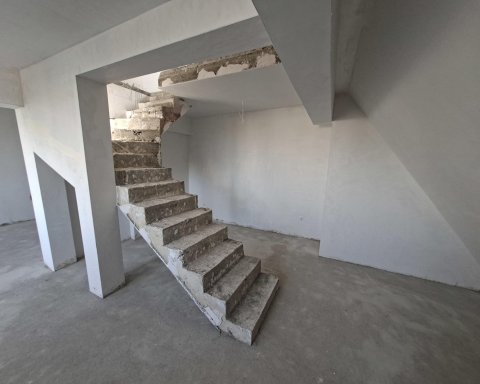 For sale is a 3-room duplex apartment in a new building constructed in accordance with Act 16 in the old bus station district in Jambol.