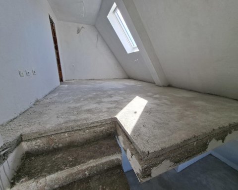 For sale is a 3-room duplex apartment in a new building constructed in accordance with Act 16 in the old bus station district in Jambol.