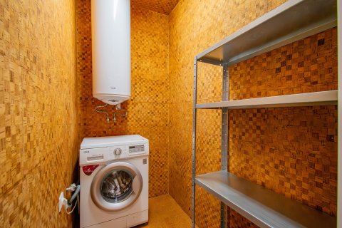Spacious one-room apartment with garage for sale in the Lagera district